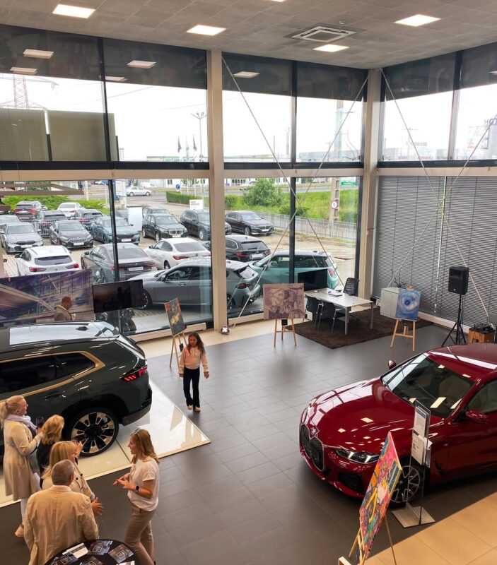 ✨ Art&Hybrid – acolo unde arta întâlnește eleganța în mișcare.Showroomul BMW Automobile Bavaria (1)