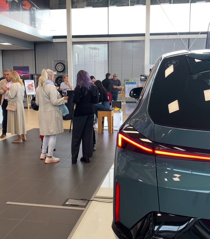 ✨ Art&Hybrid – acolo unde arta întâlnește eleganța în mișcare.Showroomul BMW Automobile Bavaria (3)